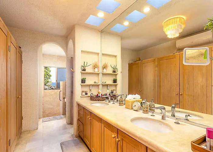 Holiday home Chic 5br Oceanview With Pool In Pedregal